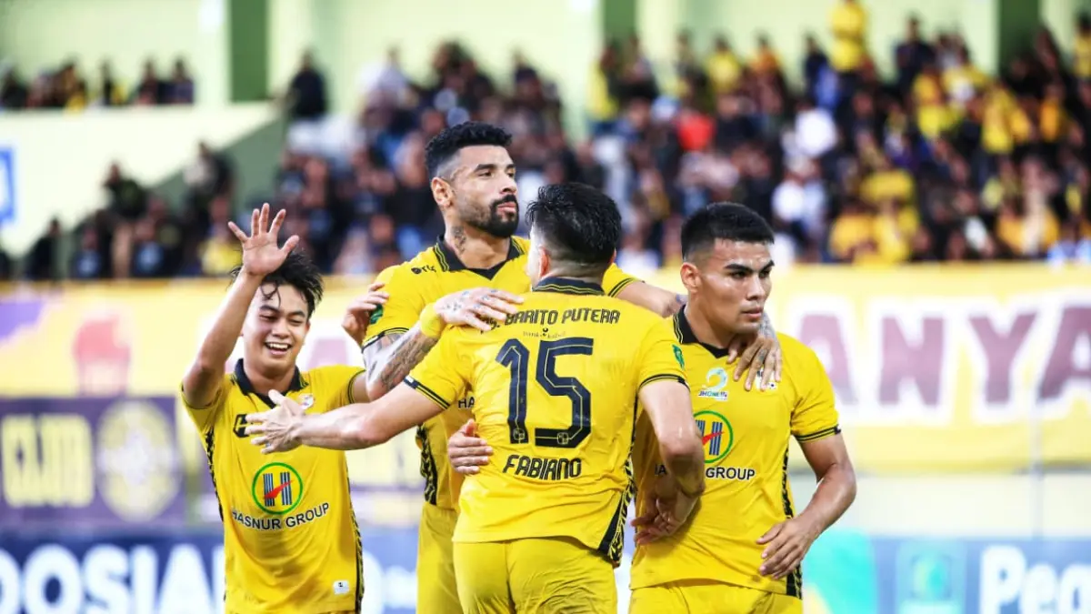SIA-SIA: Para penggawa Barito Putera selebrasi usai mencetak gol ke gawang Persipal Palu di Stadion 17 Mei Banjarmasin, Minggu (3/5/2026). Dalam laga tersebut Barito Putera menang besar 8-3, namun tetap gagal promosi ke Super League musim depan.(Foto: M Idris Jian Sidik/Radar Banjarmasin) 