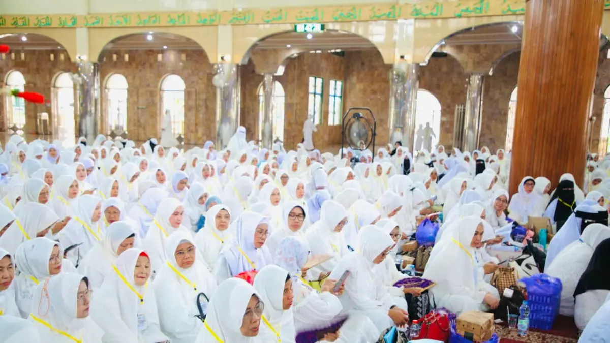 RAMAI: Khataman Al-Qur’an di Masjid Agung At-Taqwa Amuntai, Minggu (3/5), disaksikan ulama, unsur Forkopimda, dan ribuan jemaah. (Foto: Istimewa)