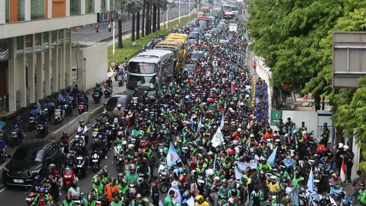 AKSI BURUH: Ribuan buruh dalam aksi May Day 2026 di kawasan Monumen Nasional (Monas), Jakarta, Jumat (1/5). (Dery Ridwansah/Jawa Pos)