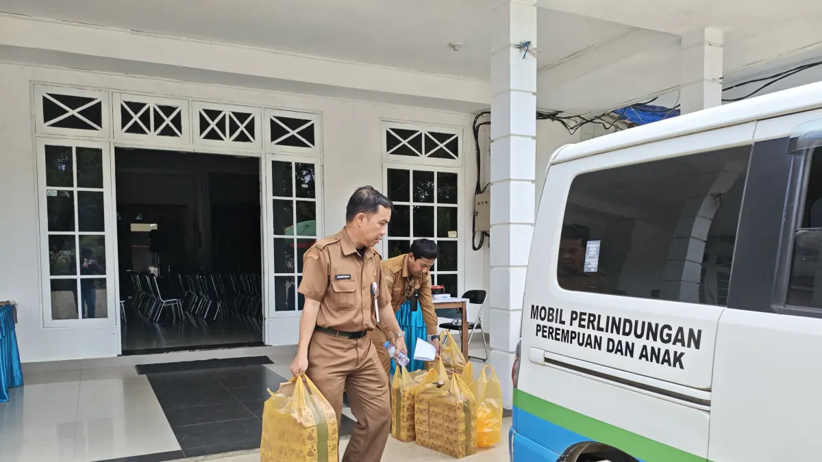 DIPINDAH: Panitia mengangkut konsumsi kegiatan ke kendaraan untuk dipindahkan ke SMKN 1 Simpang Empat akibat pemadaman listrik di wilayah Simpang Empat, Senin (4/5). (Foto: Zulqarnain/Radar Banjarmasin)