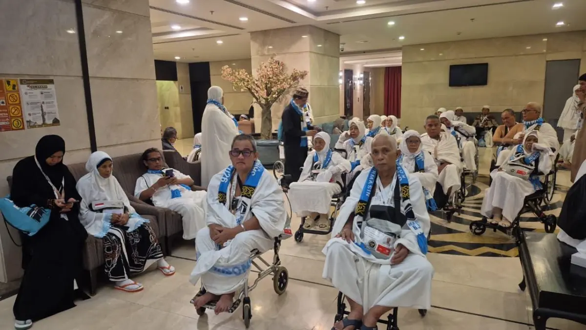 EDUKASI: Kemenhaj Kota Banjarmasin memberikan edukasi kepada jemaah calon haji terkait aturan barang bawaan yang diperbolehkan dan dilarang dalam penerbangan. (Foto: Ahmad Sya