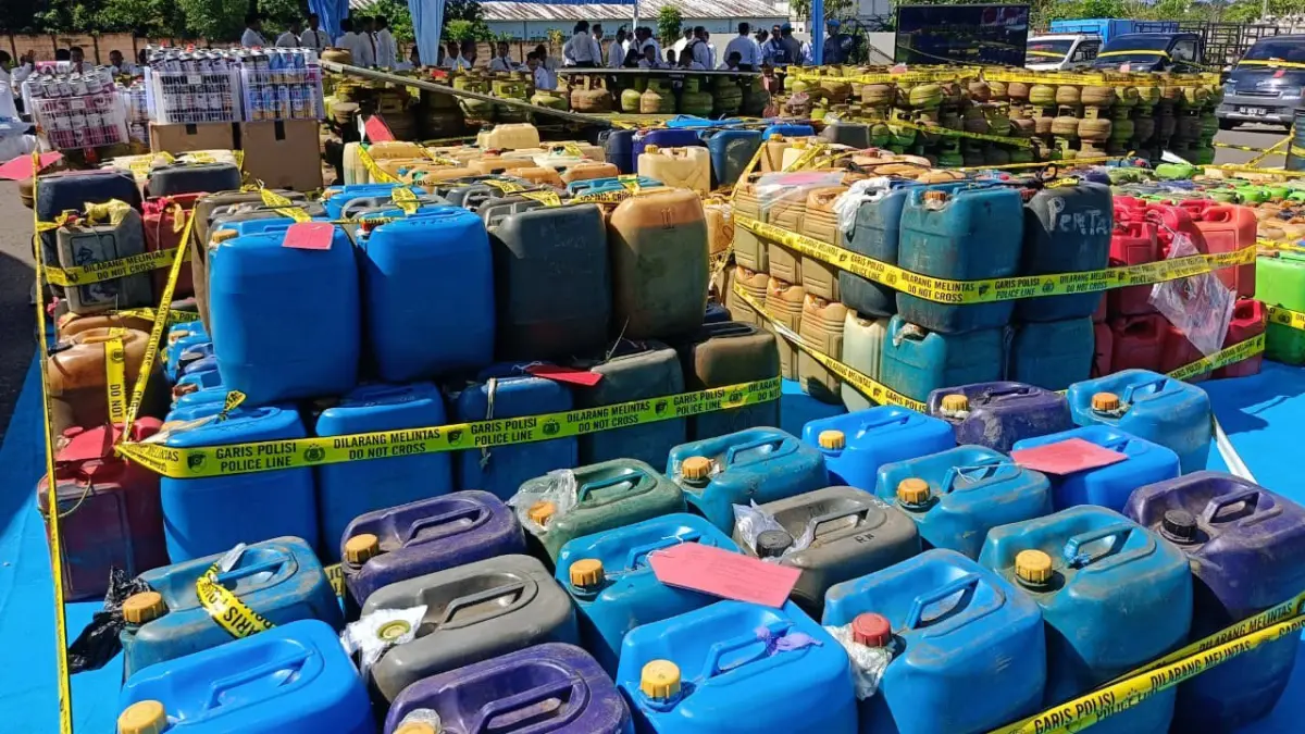GARIS POLISI: Sejumlah barbuk yang diperlihatkan kepolisian dalam gelar perkara di Mapolda Kalsel di Banjarbaru, Senin (4/5/2026).