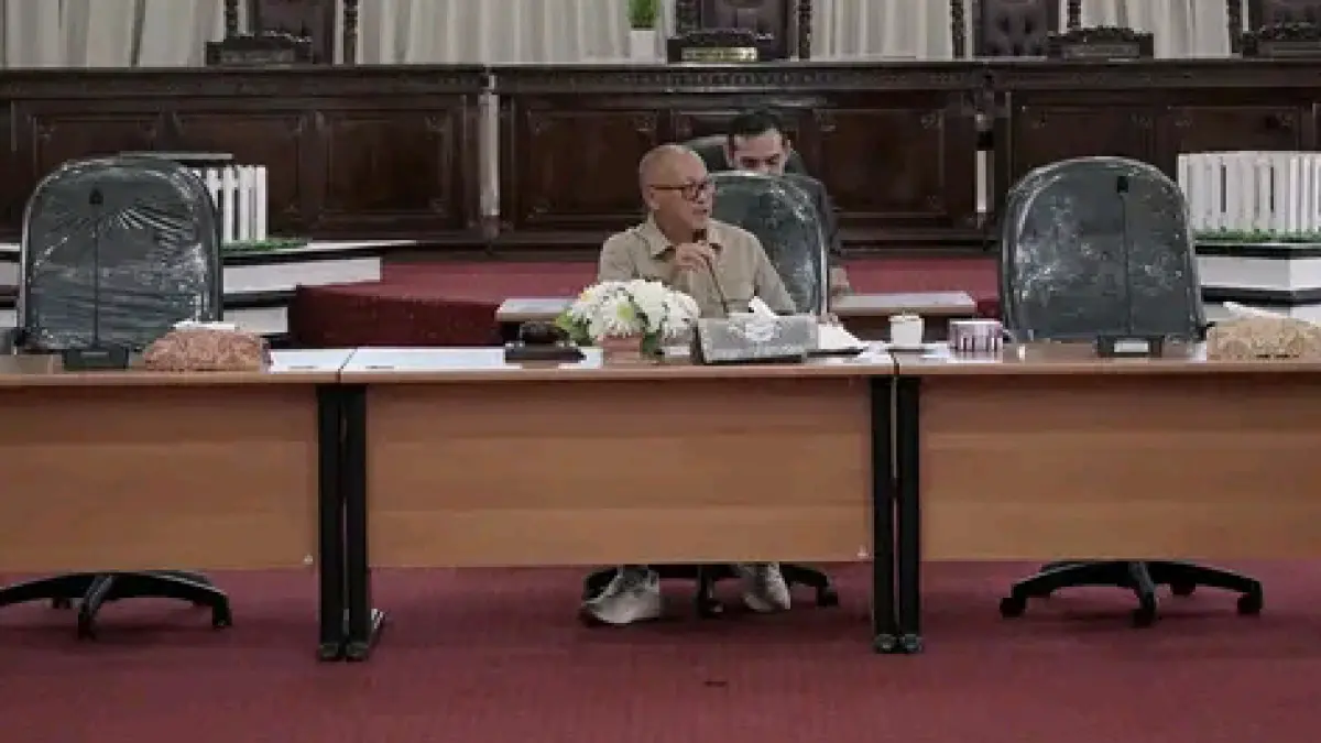 MASA SIDANG: HM Kusasi memimpin jalannya rapat paripurna pembukaan masa sidang III DPRD HSS.