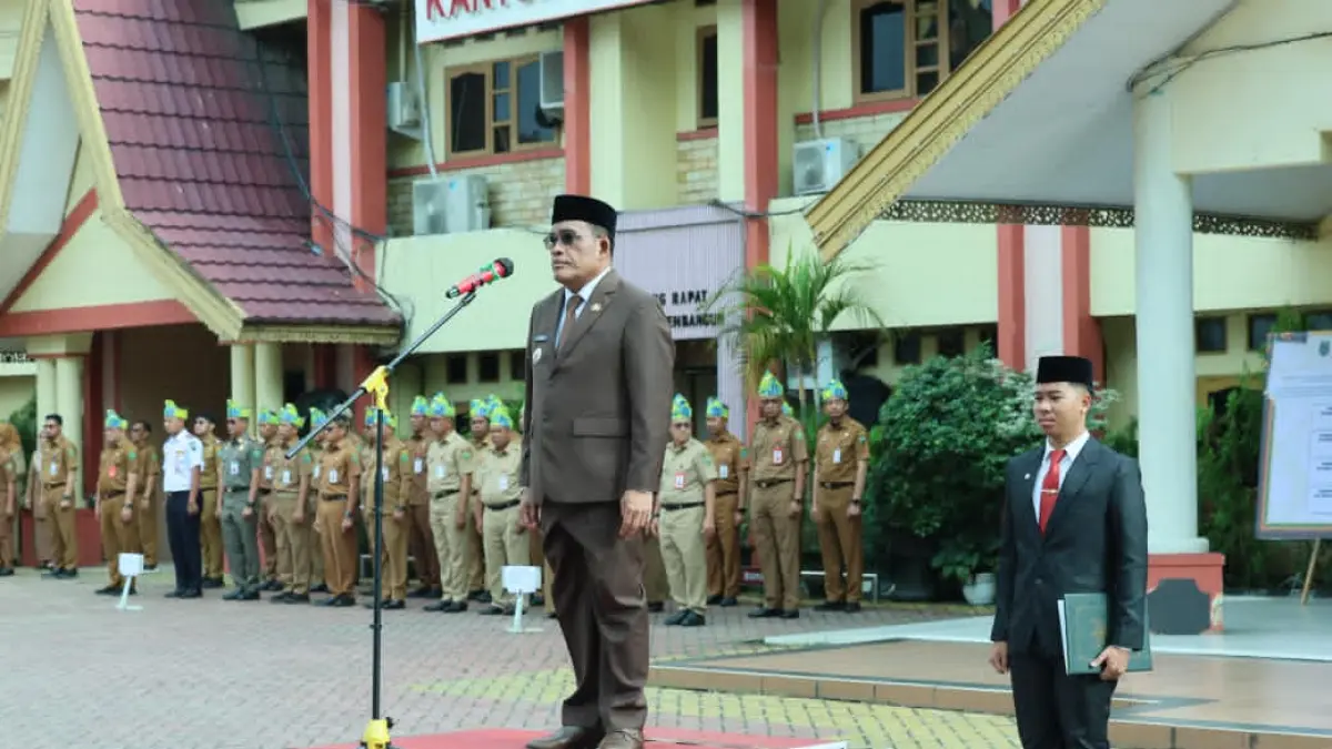 MOMEN:Bupati kabupaten Hulu Sungai Utara (HSU), H Sahrujani, memimpin upacara peringatan Hari Pendidikan Nasional (Hardiknas) 2026 di halaman Kantor Bupati HSU, Senin (4/5/2026).(Foto:M Akbar/Radar Banjarmasin)