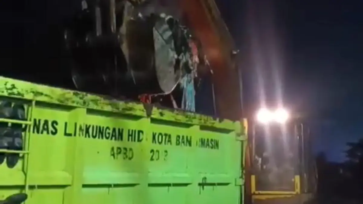 Petugas DLH Kota Banjarmasin mengangkut tumpukan sampah di kawasan Jalan Pelambuan, Kelurahan Kuin Cerucuk, yang sempat viral di media sosial. DLH menyebut lokasi tersebut bukan TPS resmi, melainkan titik penanganan sementara akibat akumulasi sampah.(Marsuki)