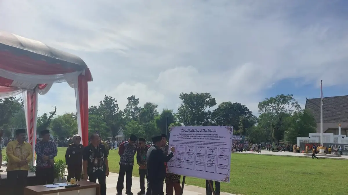 Penandatanganan komitmen menolak diskriminasi SPMB tahun ajaran 2026/2027. (Foto: Jamaluddin/Radar Banjarmasin).