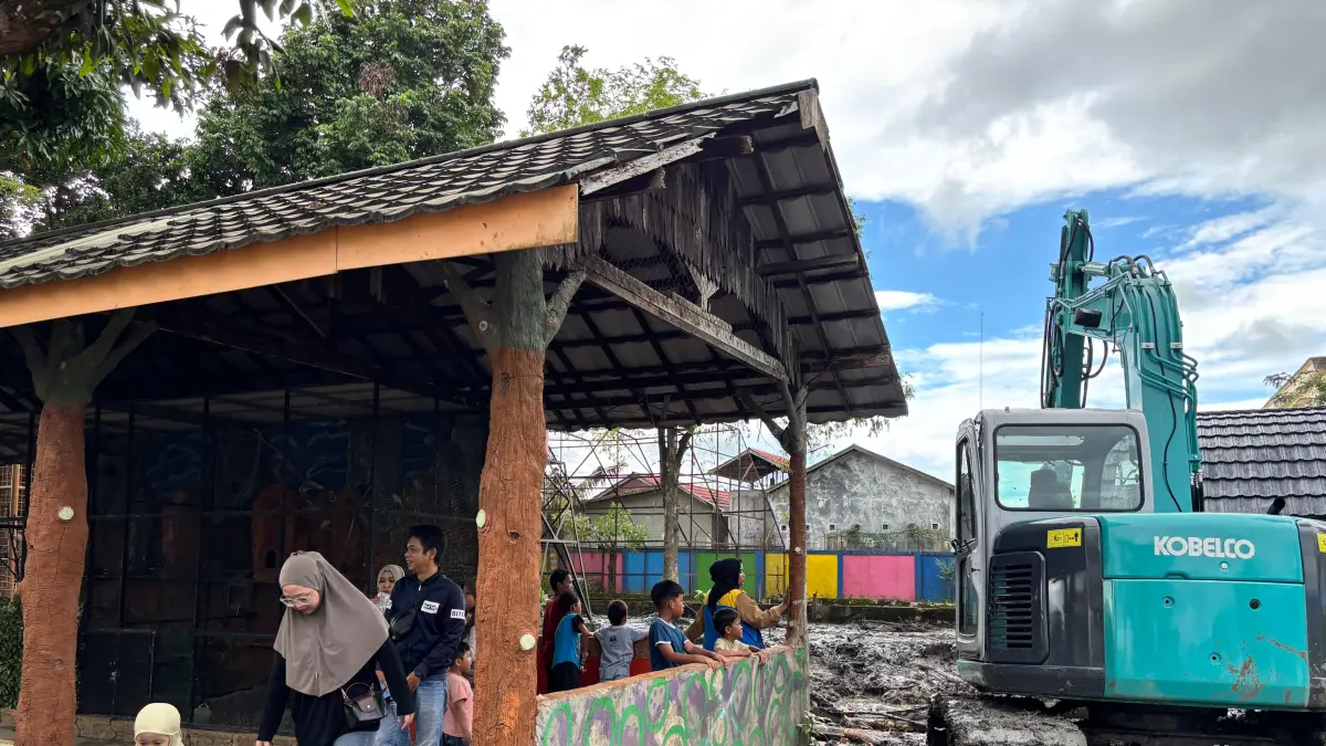 Pengunjung terlalu dekat dengan area pengerjaan di Taman Satwa dan Edukasi Jahri Saleh Banjarmasin. (Zulvan Rahmatan/Radar Banjarmasin)
