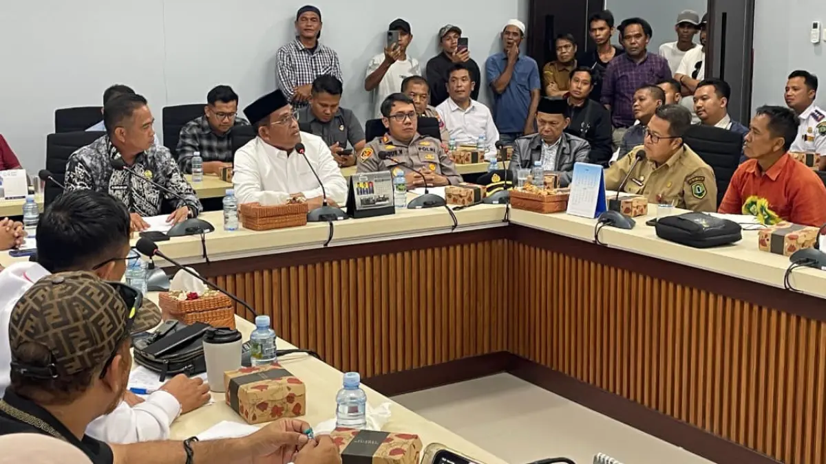 RDP: Ketua DPRD HSU H Fadilah memimpin RDP dengan organisasi PPBST Kabupaten HSU di ruang rapat DPRD HSU Senin (24/5/2026).
