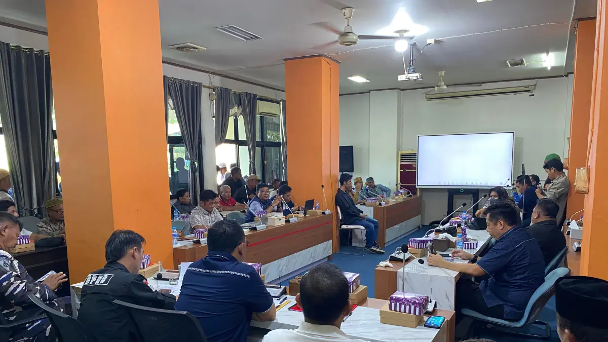 RDP: Rapat Dengar Pendapat pembahasan distribusi BBM di DPRD Kotabaru. (Foto: Jumain/ Radar Banjarmasin)&nbsp;