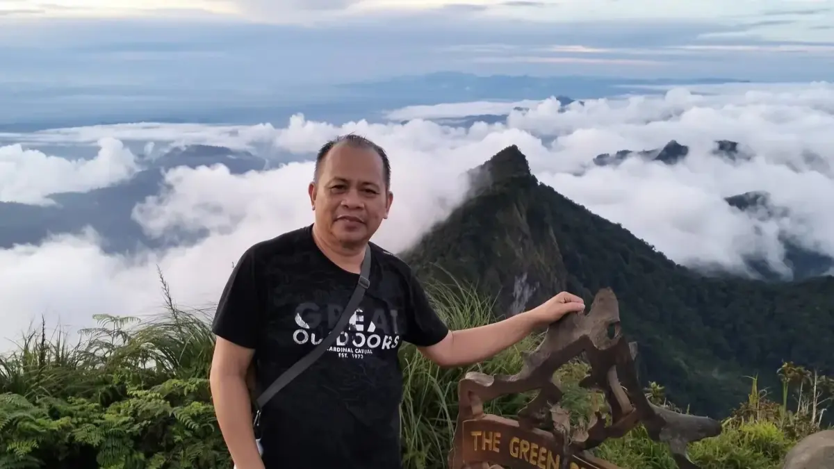 Sekda HST, Muhammad Yani saat berada di puncak Gunung Halau-Halau. (Sekda HST).