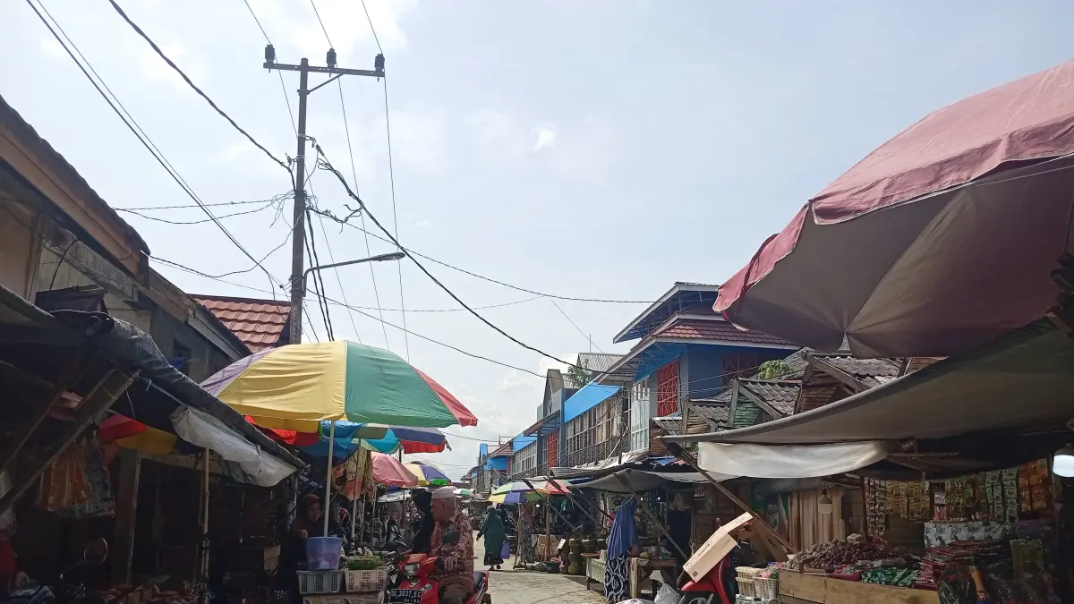 STABIL: Jelang Iduladha, harga sembako di HSS masih relatif stabil pada Senin (4/5/2026). (Foto: M. Padil Ihsan/Radar Banjarmasin)