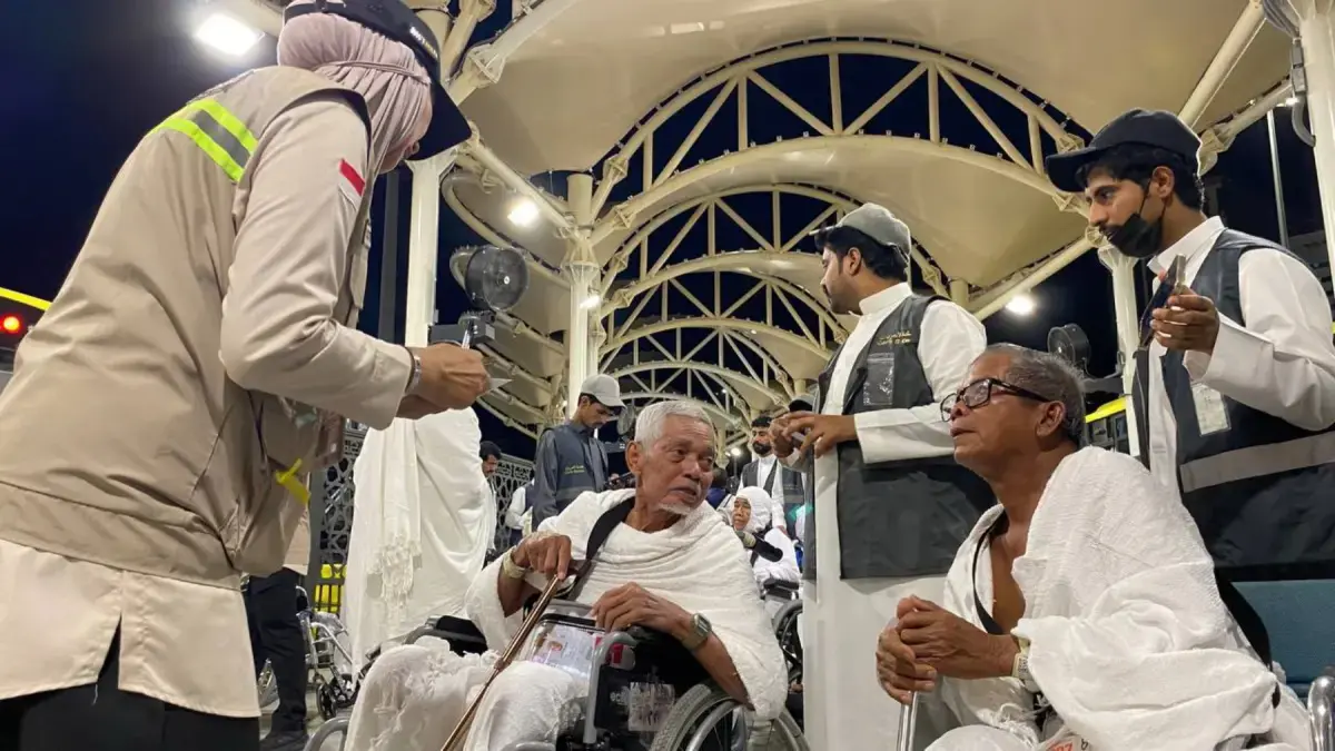 TARIF TINGGI: Jasa pendorong kursi roda resmi Masjidil Haram mengantarkan Jamaah Haji Indonesia kembali ke terminal Syib Amir Makkah, Sabtu (2/5). (Media Center Haji 2026)