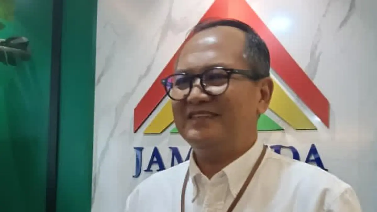 WAWANCARA:Direktur Utama PT Jamkrida Kalsel, M Fauzan Noor menjelaskan hasil RUPS dan RUPSLB yang digelar Rabu (29/4/2026) lalu.(Foto:Raudah Anisya/Radar Banjarmasin)