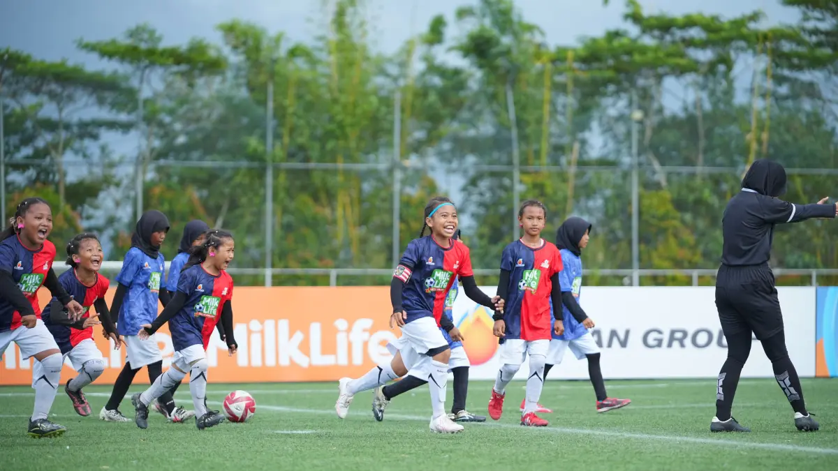Miftahul Gina, penyerang SDN Pagatan Besar, merayakan gol penentu kemenangan timnya dalam partai final kategori KU 10 MilkLife Soccer Challenge Banjarmasin Seri 2 2025-2026 di Green Yakin Soccer Field, Banjar, Kalimantan Selatan, Minggu (3/5/2026) sore.(M Idris Jian Sidik/RADAR BANJARMASIN)