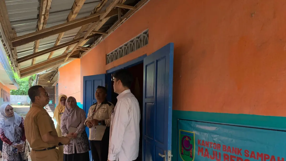 ASSESSMENT: Tim Pamapersada Nusantara bersama Dinas Lingkungan Hidup Kota Banjarbaru melakukan assessment lapangan di SDN 2 Guntung Manggis guna memetakan kebutuhan menuju Adiwiyata Nasional.