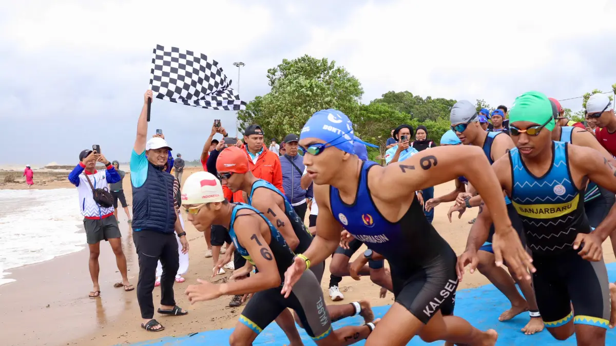 BERLAGA: Atlet muda Federasi Triathlon Indonesia (FTI) Kalimantan Selatan saat berlaga dalam Kejuaraan Triathlon 2026.(M Idris Jian Sidik)