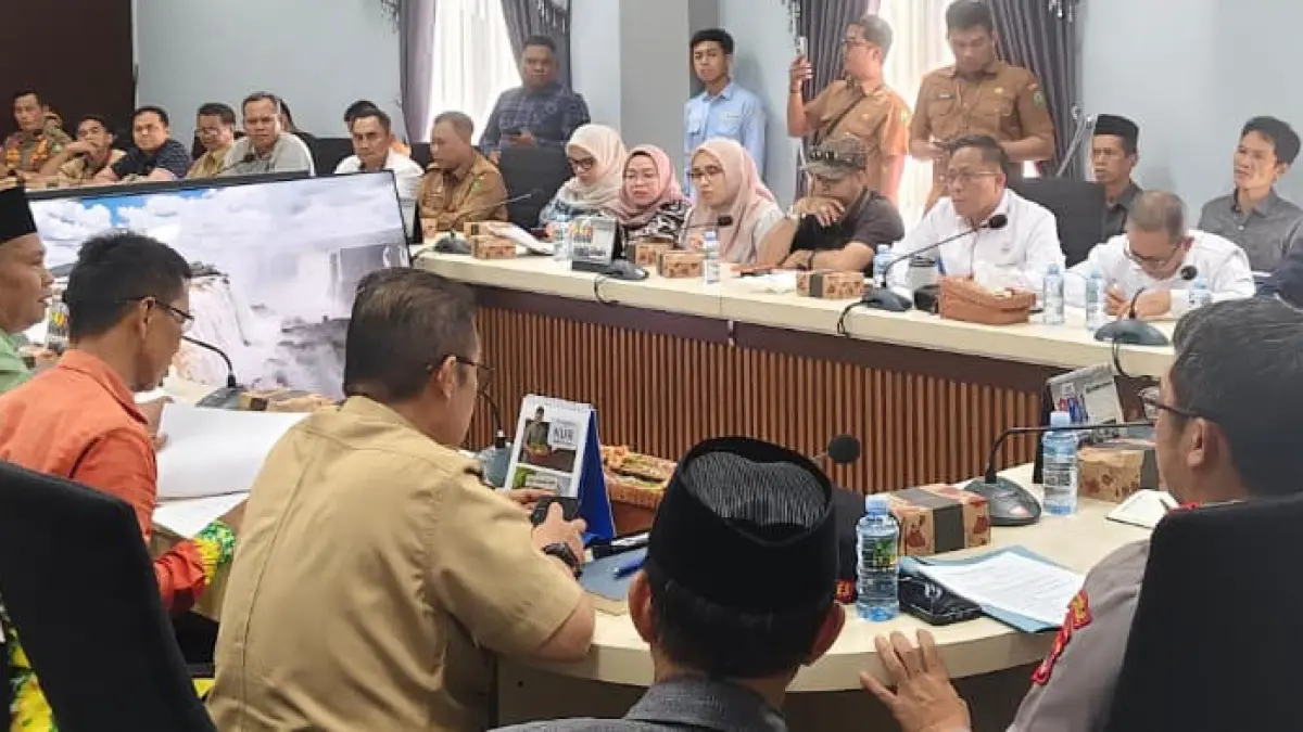 BUAT KESEPAKATAN BERSAMA: Pengurus Persatuan Buhan Sopir Truk HSU saat menyampaikan kelangkaan solar ke jajaran DPRD, Pemerintah Kabupaten, Polres, Kejaksaan HSU dalam RDP di Gedung DPRD HSU.