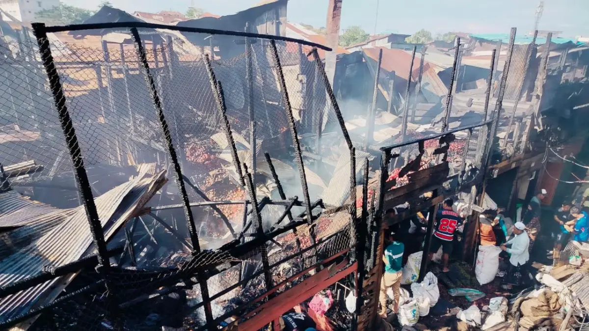 HANGUS:Kondisi pascakebakaran di Pasar Harum Manis, Banjarmasin yang menghanguskan puluhan kios. (Foto: Maulana/Radar Banjarmasin)