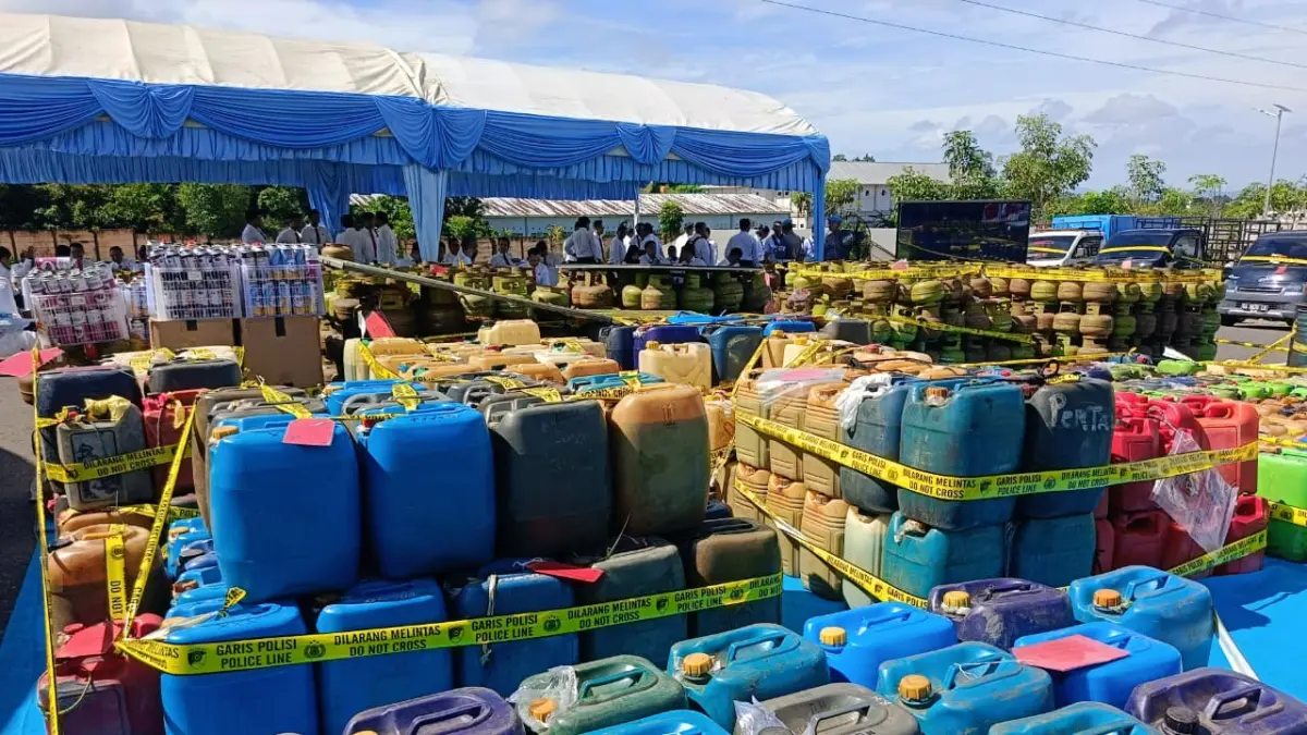 ILEGAL: Polda Kalsel berhasil menggulung sindikat penyalahgunaan Bahan Bakar Minyak (BBM) dan pengoplosan Liquefied Petroleum Gas (LPG) dalam operasi besar-besaran (Foto: Sheilla Farazela/ Radar Banjarmasin)