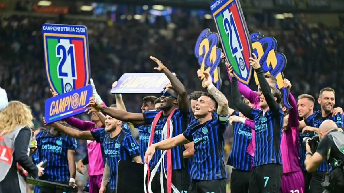 JUARA: Inter Milan memastikan menjuarai Liga Italia setelah membekuk Parma dengan skor 2-0 di Stadion Giuseppe Meazza, Milan, Senin (4/5). (AFP/STEFANO RELLANDINI)