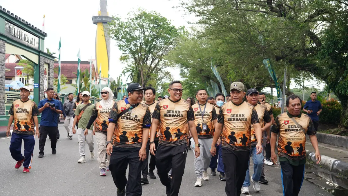 KEBERSAMAAN: Pangdam XXII/Tambun Bungai Mayjen TNI Zainul Arifin bersama Danrem 101/Antasari Brigjen TNI Ilham Yunus dan awak media saat olahraga bersama. (Foto:Maulana/Radar Banjarmasin)&nbsp;
