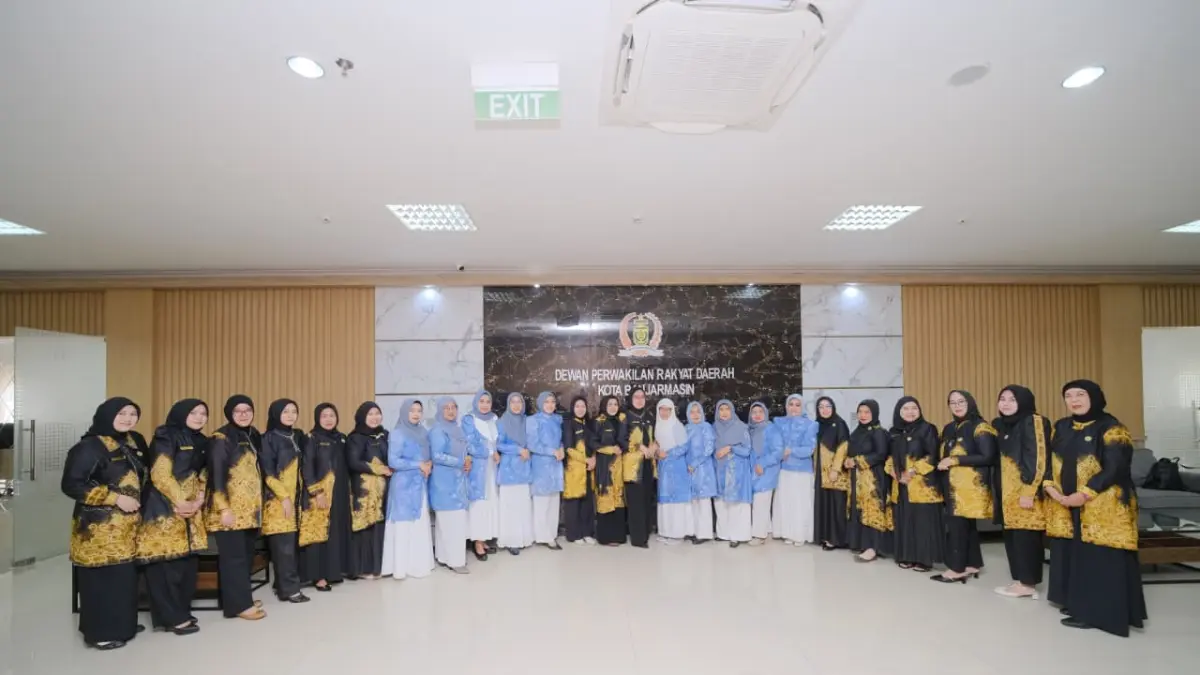 KUNJUNGAN: Ketua dan anggota Gatriwara Banjar berfoto bersama pengurus Gatriwara Banjarmasin usai kegiatan studi tiru di Kantor DPRD Kota Banjarmasin, Selasa (5/5).