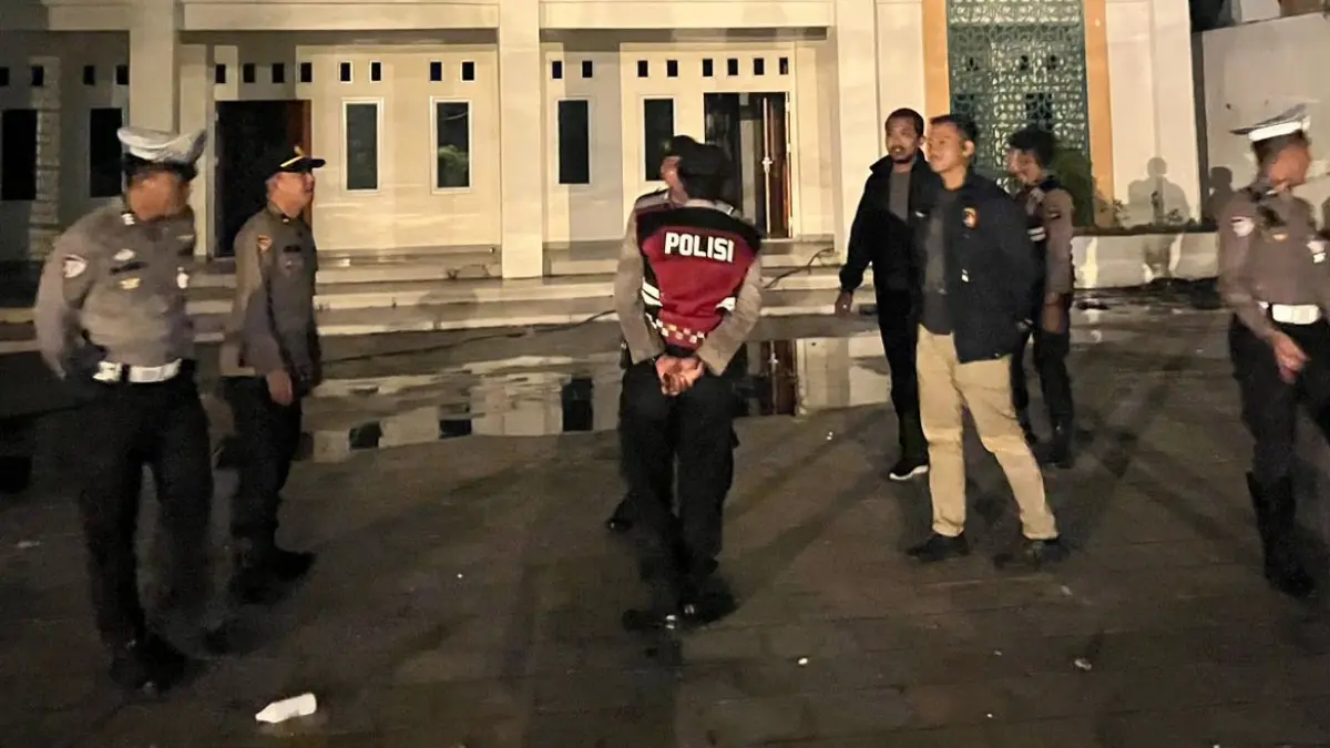 PATROLI MALAM: Personel Polres Balangan saat menyisir kawasan pembangunan Istana Anak Yatim di Lingsir. 