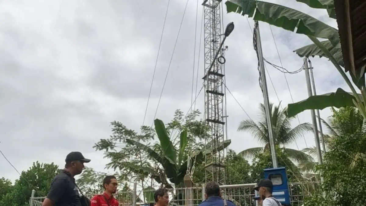 Petugas DKISP Banjar bersama Perangkat Desa Paau memantau operasional BTS Desa Paau, Kecamatan Aranio. (DKISP BANJAR)