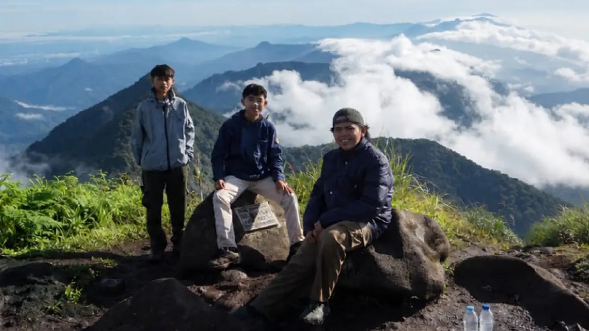 PUNCAK HALAU-HALAU: Sejumlah pendaki menikmati keindahan di puncak Gunung Halau-Halau di HSS. Kini, penutupan pendakian menjadi polemik. Termasuk penolakan dari Pokdarwis.