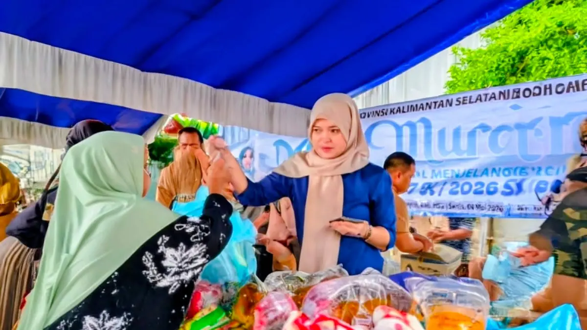 RAMAI: Warga memadati operasi pasar murah yang digelar Disdag Kalsel bersama Pemkab HSU di halaman Masjid Jami Baitul Kiram, Desa Kota Raden, Amuntai Tengah.(Foto:M Akbar/Radar Banjarmasin)