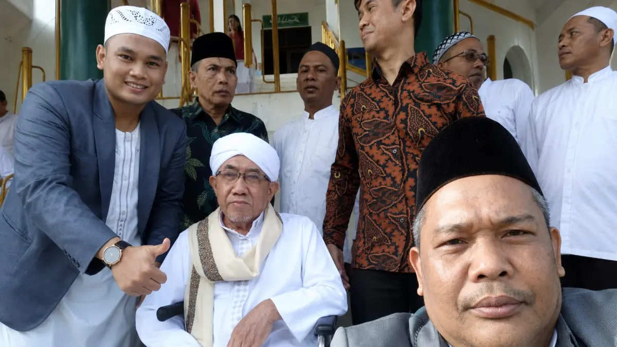 DOKUMENTASI: Ustaz H.Buyamin (bawah) saat foto bersama KH Husin Nafarin semasa hidup dan jajaran pengurus Ponpes Rakha Amuntai. 
