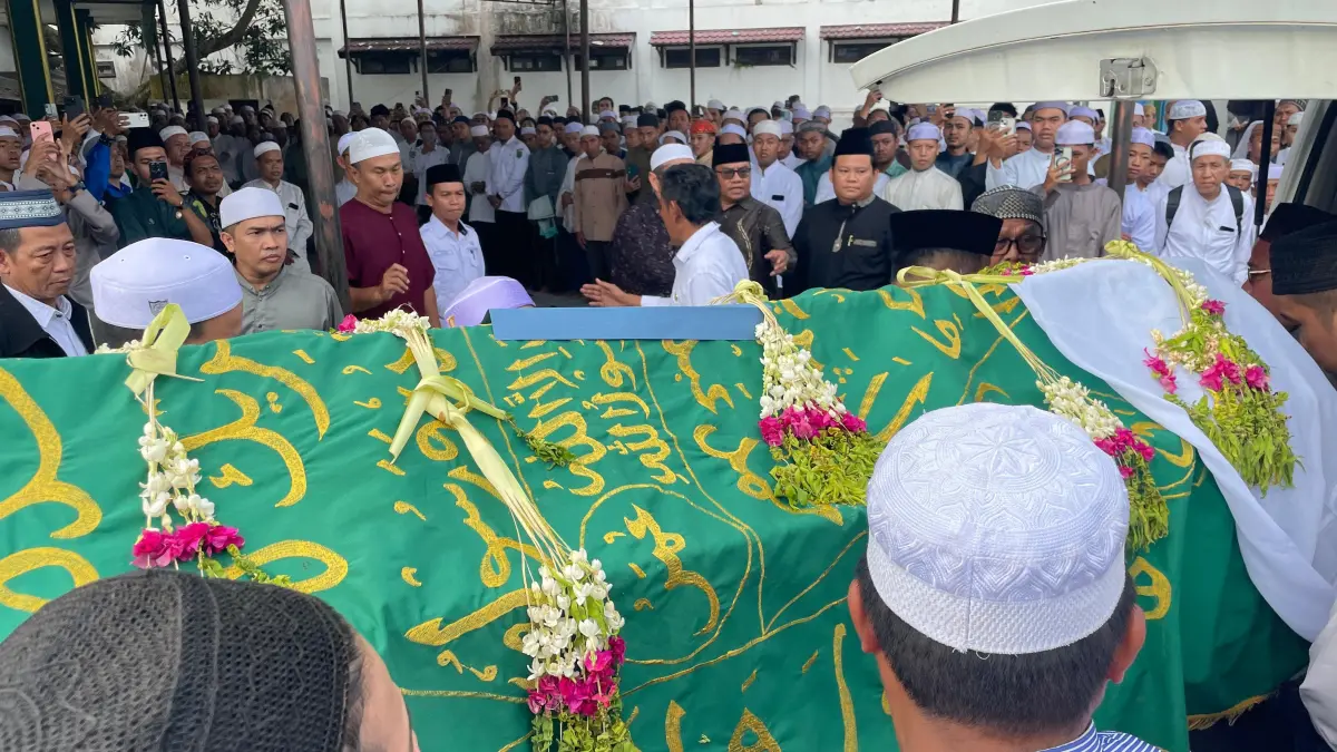 HARU: Ribuan jemaah mengikuti Salat Jenazah melelpas kepergian KH Husin Nafarin di Ponpes Rakha Amuntai Kecamatan Amuntai Utara, Kabupaten HSU, Rabu (6/5/2026).(Foto:M Akbar/Radar Banjarmasin)&nbsp;