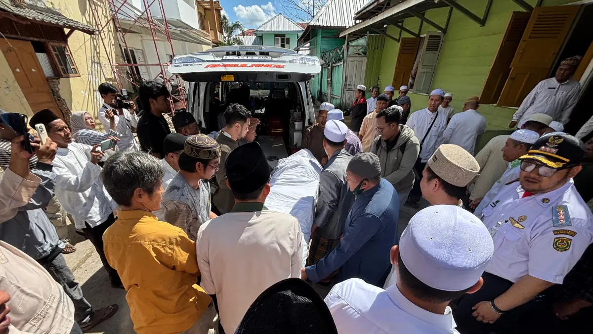 Jenazah KH Husin Naparin saat tiba di rumah duka. (Zulvan Rahmatan/RADAR BANJARMASIN
