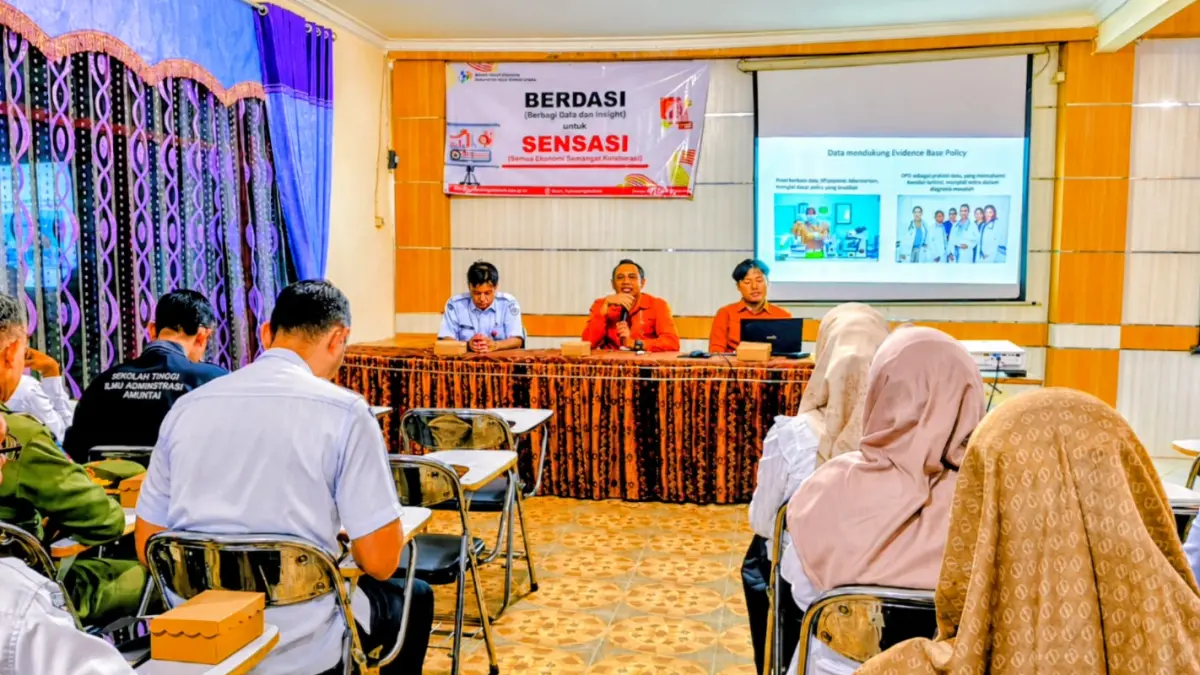 Kepala BPS HSU Deddy Winarno menyampaikan Data Berbicara pada rangkaian Refleksi Hari Jadi HSU ke-74 di Aula Bapperida HSU, Rabu (6/5). (M.Akbar/RADAR BANJARMASIN)