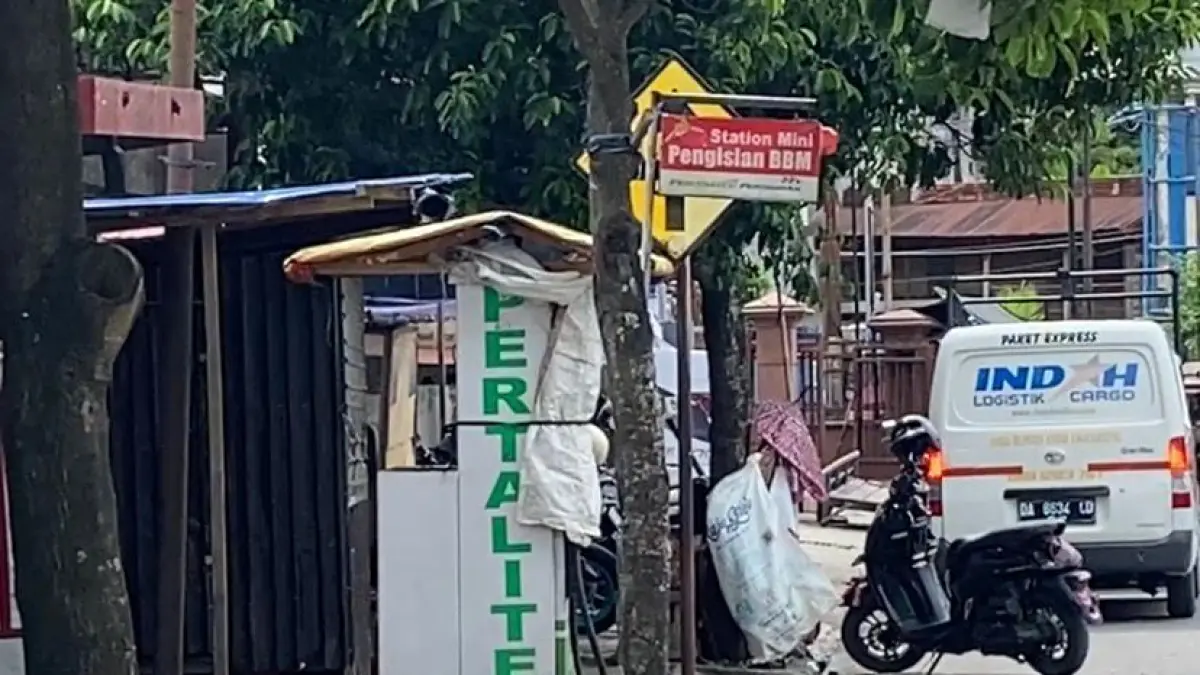 KOSONG: Botol penjual Pertalite pinggir jalan pusat kota rata rata kosong.
Foto: Jumain/ Radar Banjarmasin.&nbsp;