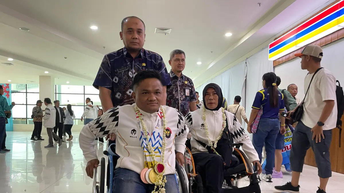 MEMBANGGAKAN: Warmia, atlet lempar lembing andalan NPCI Kalimantan Selatan peraih medali emas Peparnas 2024 (kanan) mendapat tawaran menjadi pelatih tim nasional junior disabilitas. (Foto: M Idris Jian Sidik)