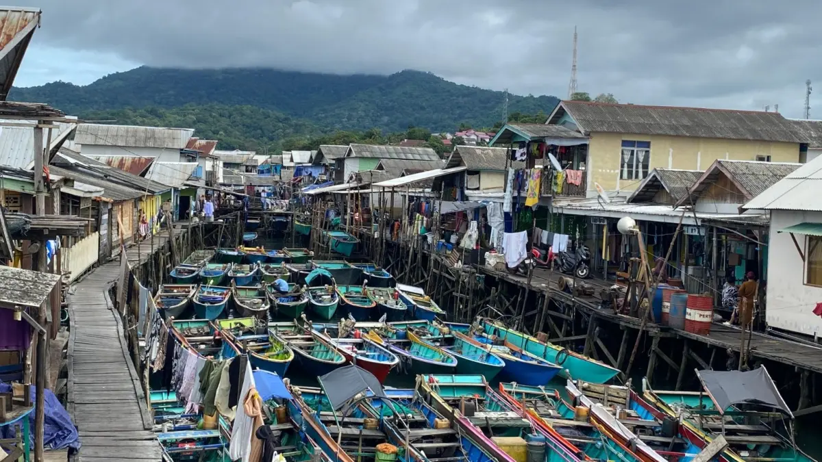 PADAT: Rumah Suku Bajau Samah, di Desa Rampa Kotabaru. (Foto: Jumain/Radar Banjarmasin)
