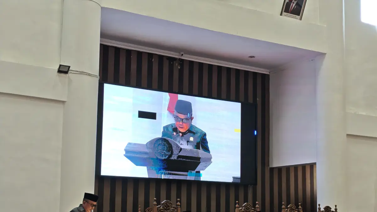 PANDANGAN: Anggota DPRD Tanah Bumbu dari Fraksi PDI Perjuangan Abdul Rahim saat membacakan pandangan fraksi di paripurna. (Foto: Zulqarnain/Radar Banjarmasin)