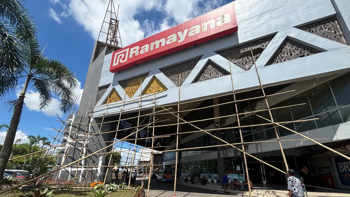 Pasar Sentra Antasari Banjarmasin dinilai perlu banyak perbaikan, tahap awal pengecatan dan upaya penghidupan taman rampung sebelum Iduladha 2026.(Zulvan Rahmatan/Radar Banjarmasin)