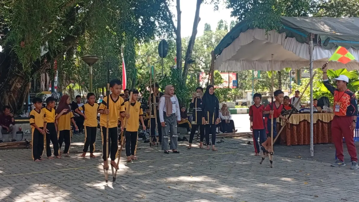 PERMAINAN: Para pelajar mengikuti perlombaan permainan tradisional rakyat. (Foto: M. Padil Ihsan/Radar Banjarmasin)&nbsp;