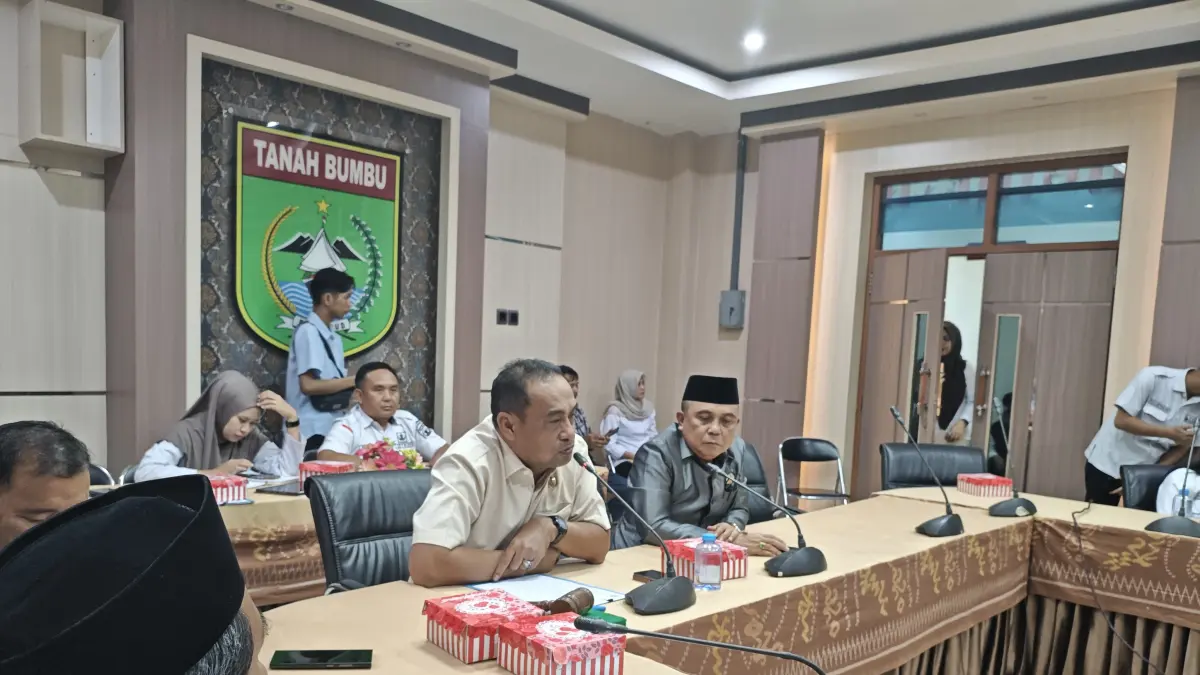 RAPAT AIR BERSIH: Ketua Komisi II DPRD Tanah Bumbu, Andi Erwin Prasetya, menyampaikan pandangannya terkait gangguan distribusi air bersih saat rapat bersama PT Air Minum Bersujud di Batulicin, Rabu (6/5). (Foto: Zulqarnain/Radar Banjarmasin)