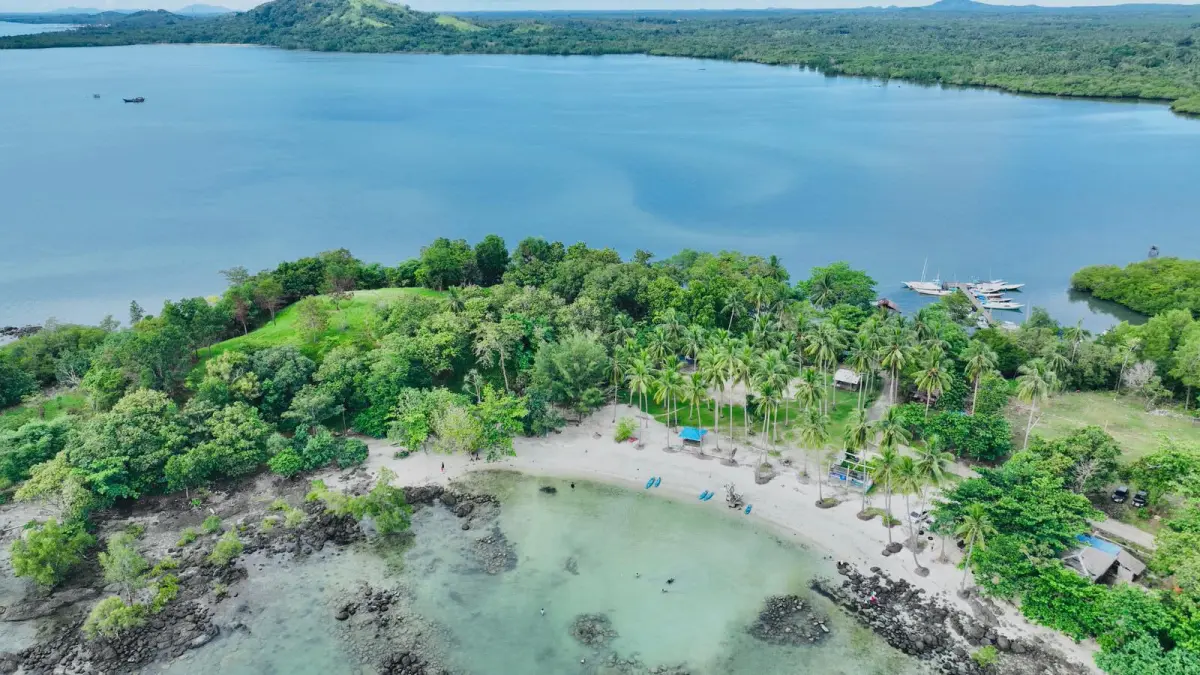 SPEKTAKULER: Pemandangan Pantai Risalo dari atas.
Foto: Akhmad Syarkani untuk Radar Banjarmasin.&nbsp;