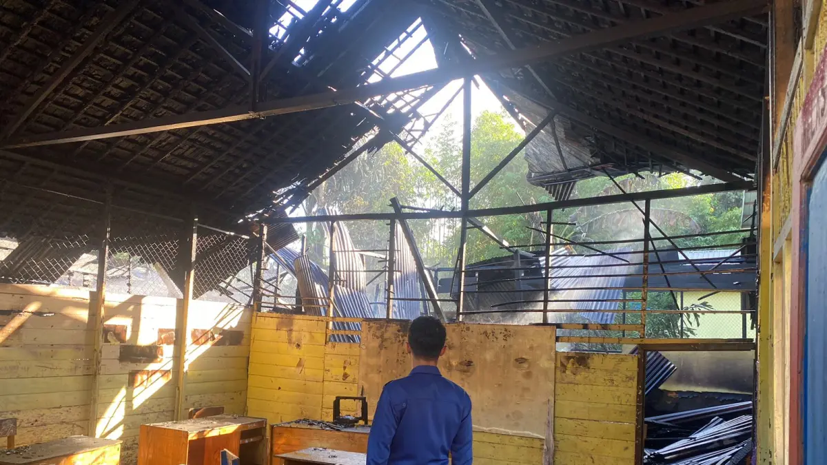 TERBAKAR: Kondisi bangunan Madrasah Diniyah Awaliyah Darussalam yang ikut terbakar. (Foto: DAMKAR HSS)&nbsp;