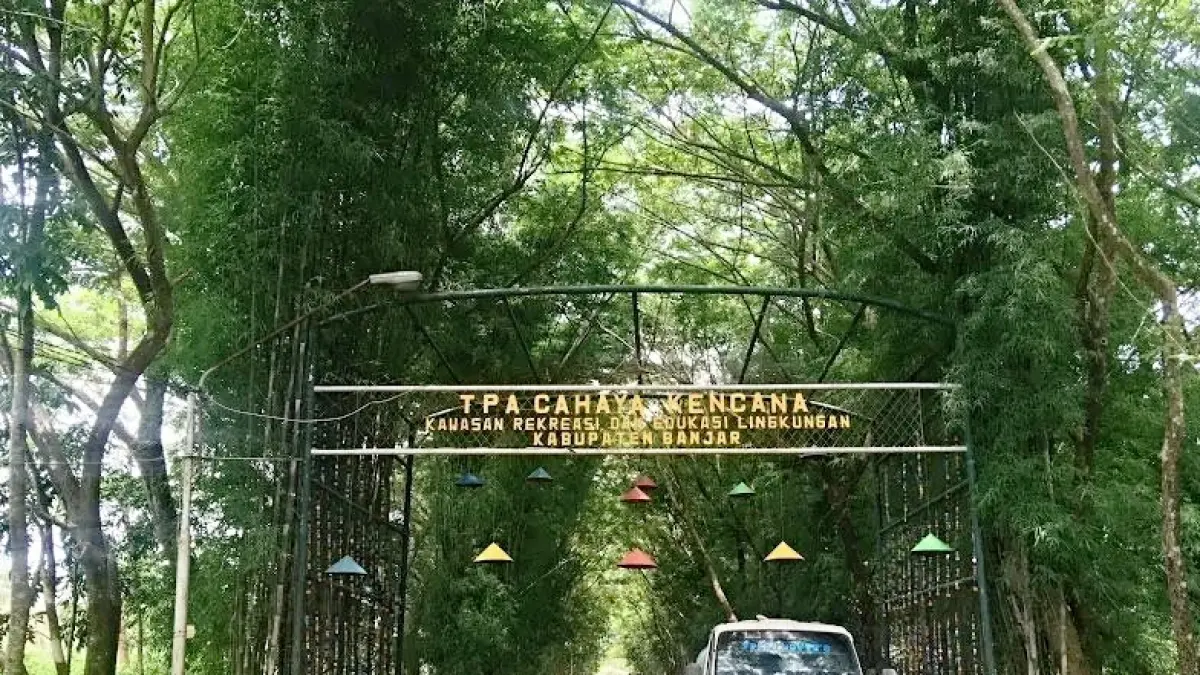 TPA: Gerbang masuk ke area TPA Cahaya Kencana yang akan dialihfungsikan menjadi ecopark. (FADLAN ZAKIRI/RADAR BANJARMASIN)