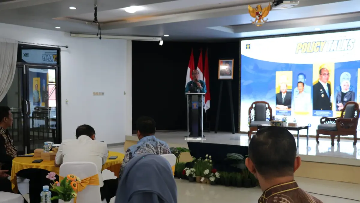 PEMBUKAAN: Kepala Kanwil Kemenkum Kalsel, Alex Cosmas Pinem berharap melalui kegiatan Policy Talk ini terbangun sinergi dan partisipasi aktif seluruh pihak dalam mewujudkan analis kebijakan yang profesional dan adaptif.(Foto-foto: Humas Kanwil Kemenkum Kalsel)&nbsp;