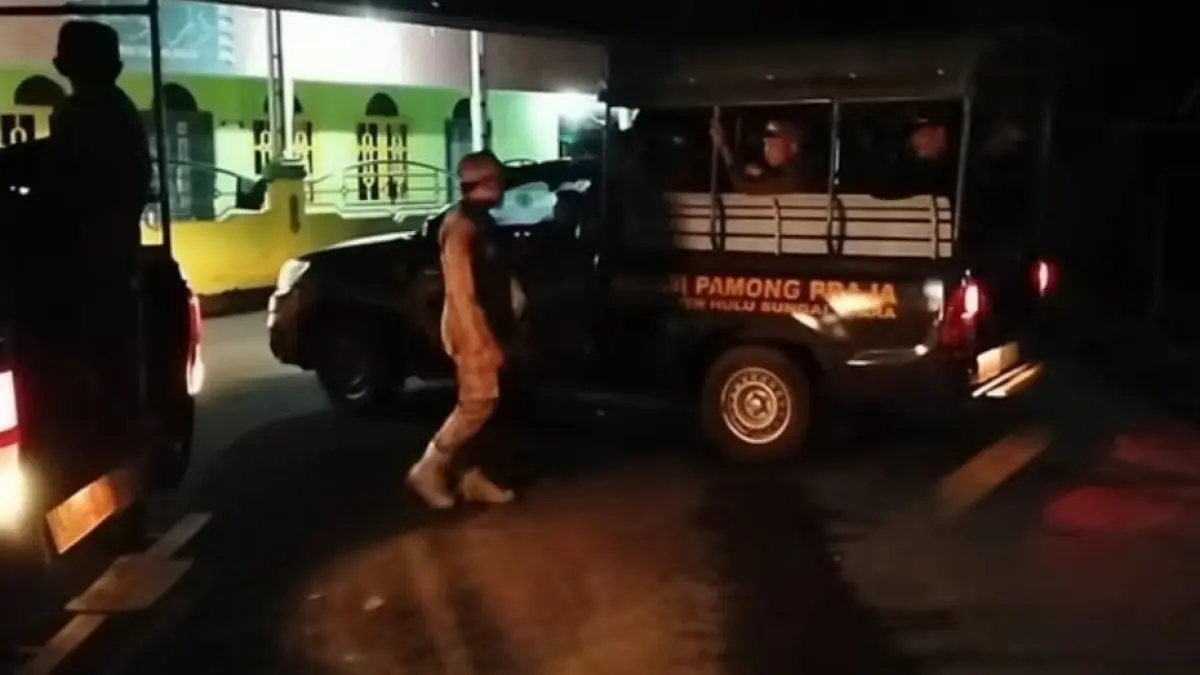 Anggota Satpol PP dan Damkar Kabupaten HSU, melakukan patroli malam di sekitar wilayah Kecamatan Haur Gading. (Satpol PP dan Damkar HSU)
