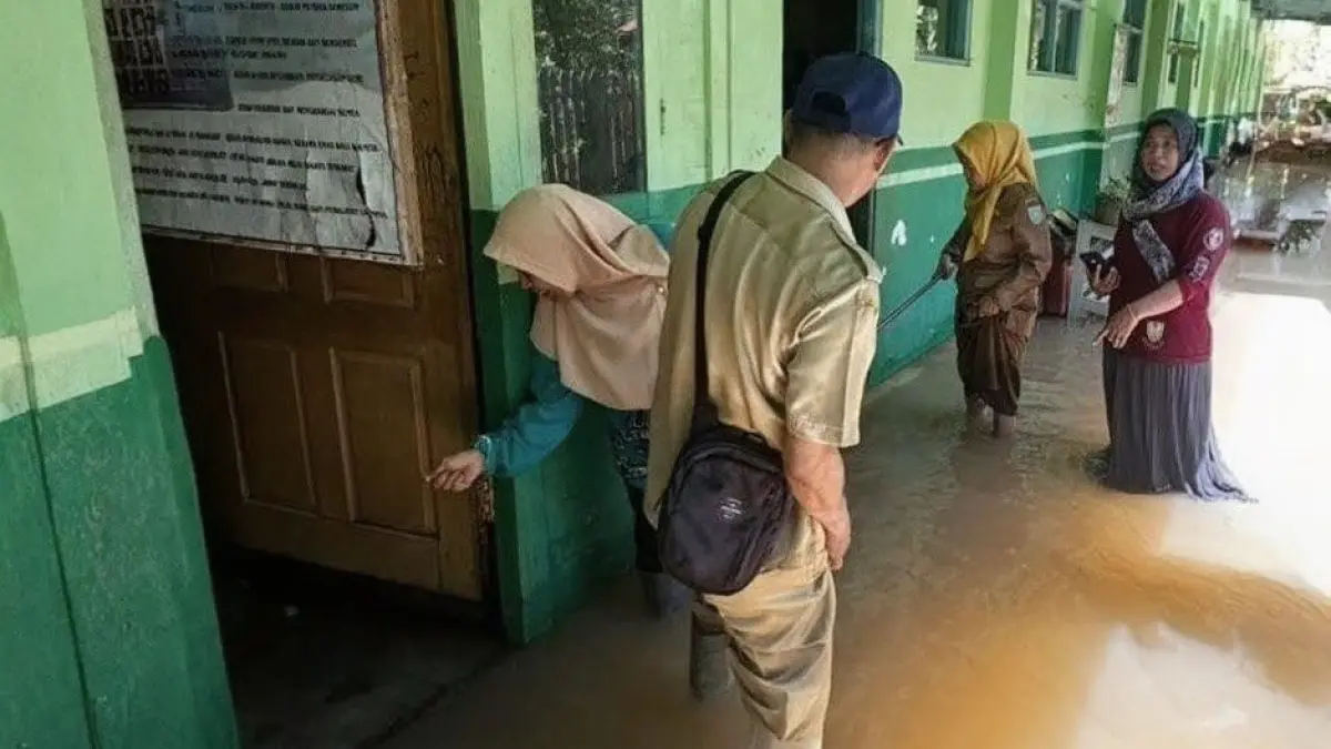 CALAP: Jajaran Disdik Banjar dan guru meninjau kondisi bangunan sekolah terdampak banjir di Kabupaten Banjar.