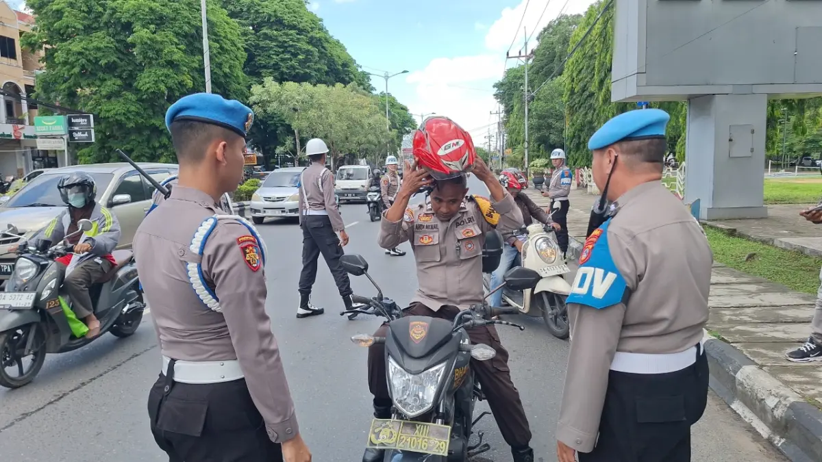 DICEGAT: Polisi yang melintas di kawasan Jalan Ahmad Yani Kilometer 34, Banjarbaru, mendadak dicegat oleh Provos.&nbsp;
(Foto: SHEILLA/ RADAR BANJARMASIN)