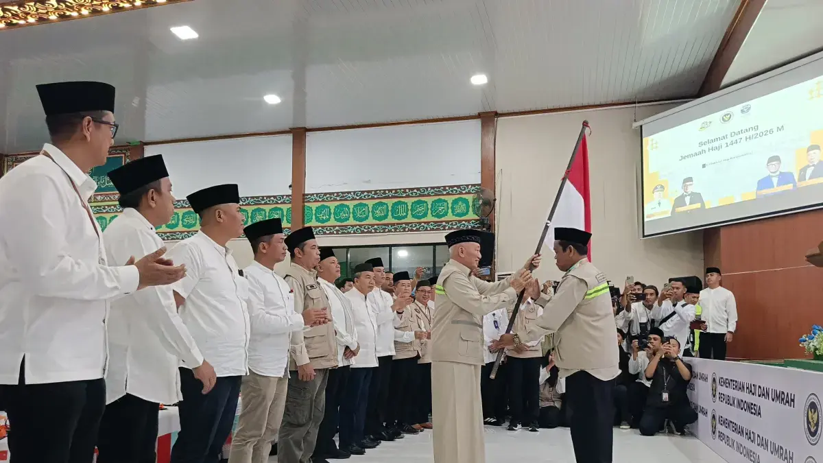 Gubernur Kalsel, H Muhidin saat melepas rombongan CJH Kloter 1. Sore ini, Jemaah haji asal HSU diberangkatkan ke Asrama Haji Banjarbaru.(Sheilla/Radar Banjarmasin)