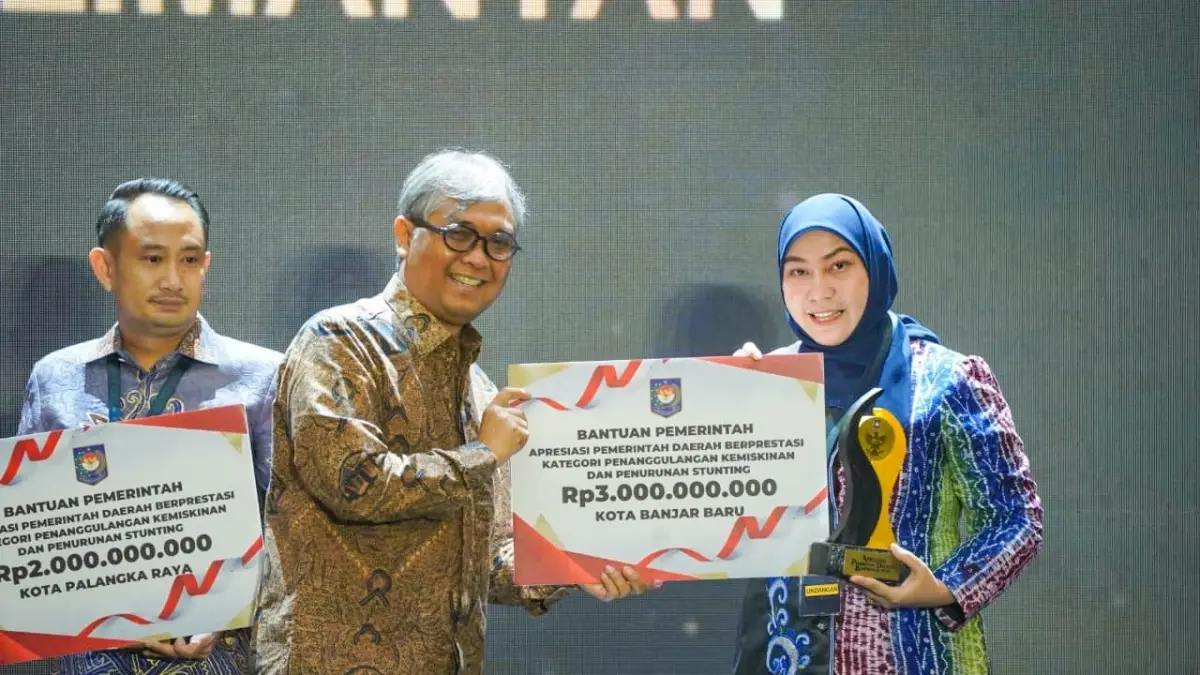 INSENTIF: Wali Kota Banjarbaru, Erna Lisa Halaby saat menerima penghargaan sekaligus insentif fiskal dari Kemendagri RI, Selasa (5/5).&nbsp;
(MC Banjarbaru untuk Radar Banjarmasin)